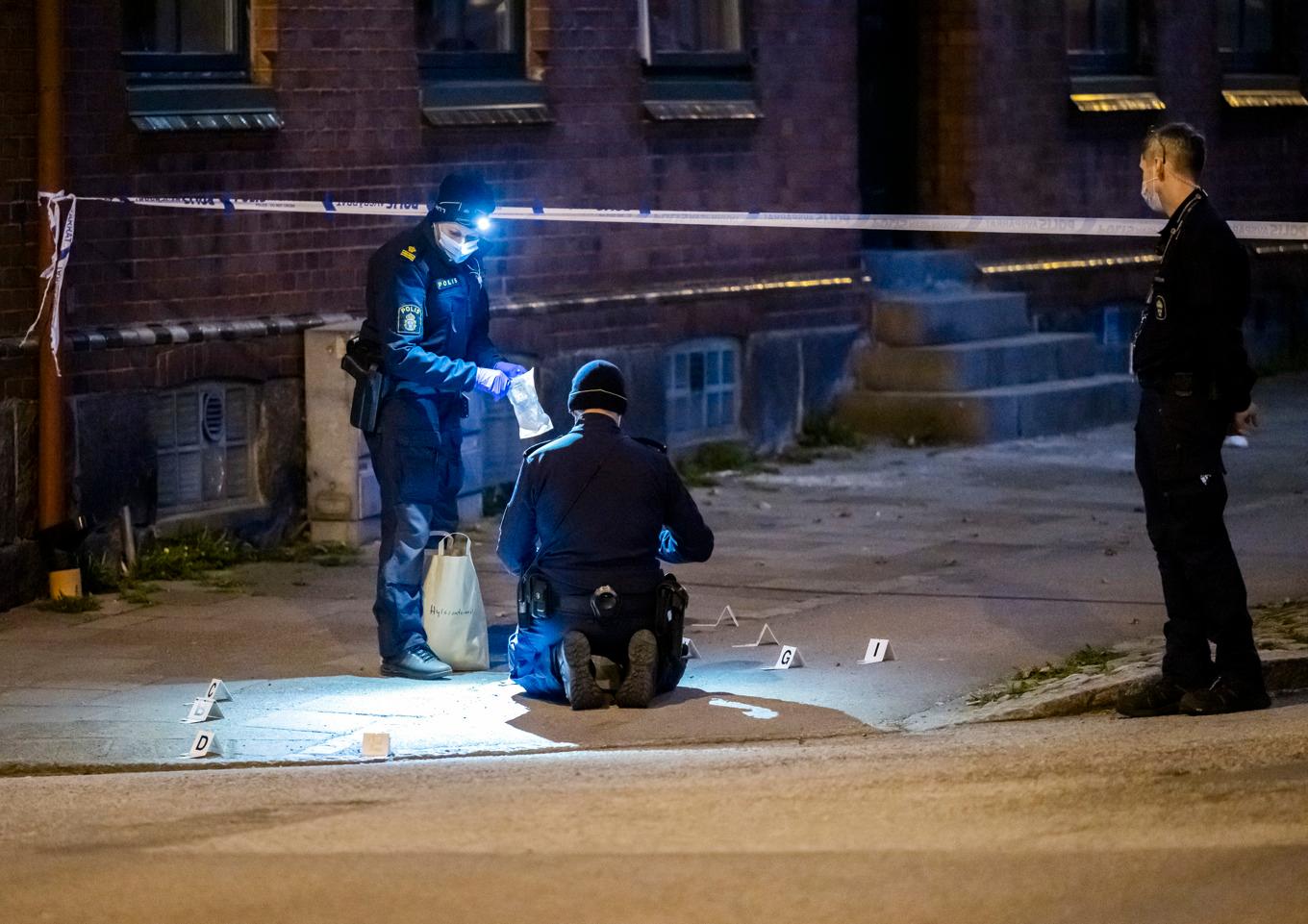 Polisens kriminaltekniker på plats i Eslöv på tisdagskvällen. Foto: Johan Nilsson/TT