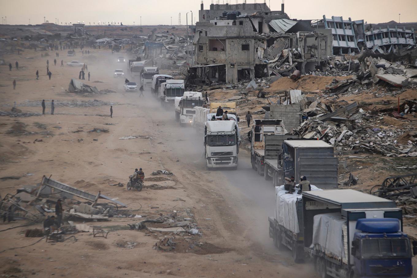 Flera svenskar har evakuerats från Gaza via gränsövergången Kerem Shalom som här ses på bild från januari. Foto: Jehad Alshrafi/AP/TT
