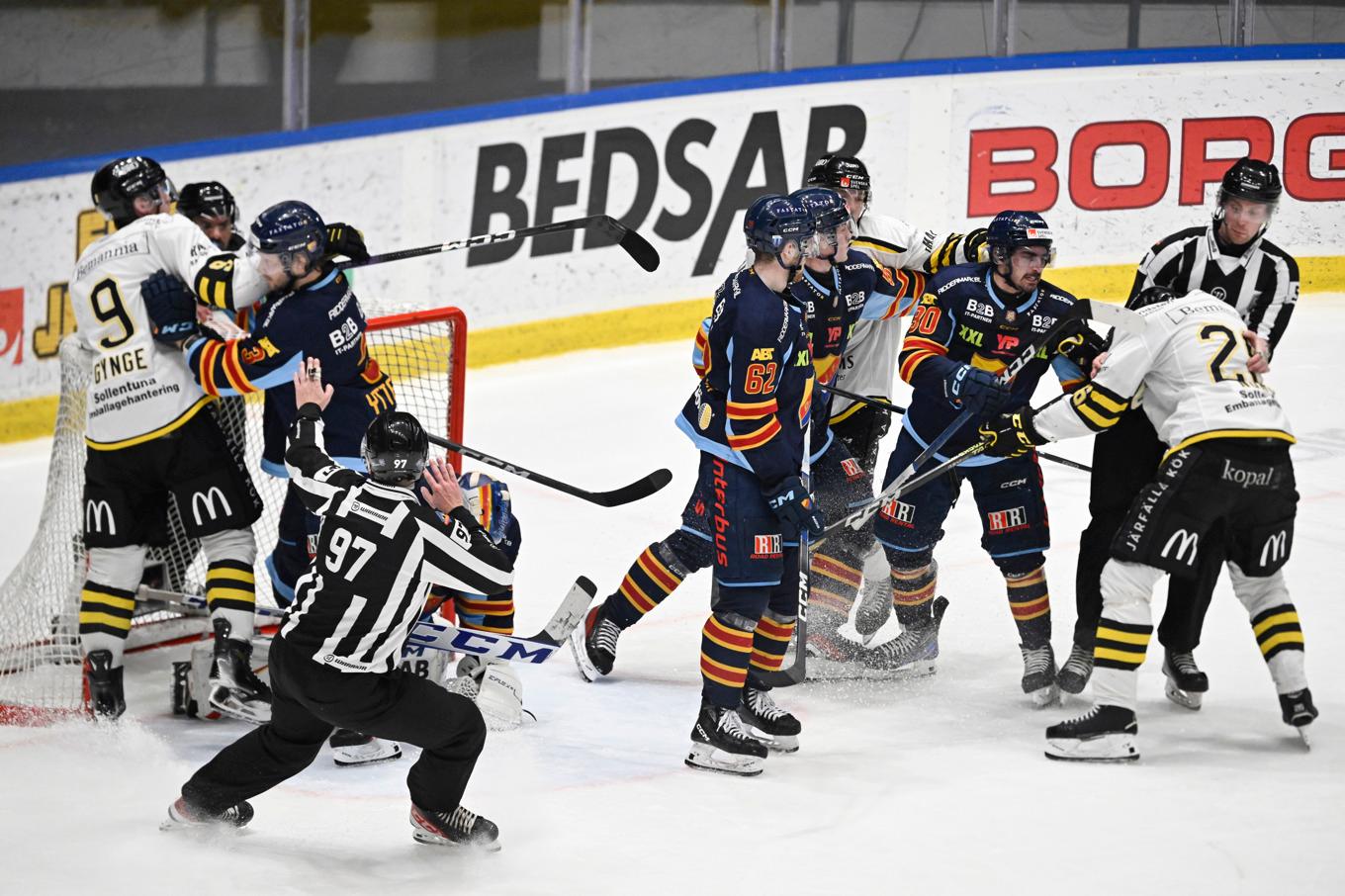 Domarna ska skyddas i finalserien i hockeyallsvenskan mellan Djurgården och AIK. Arkivbild. Foto: Jessica Gow/TT
