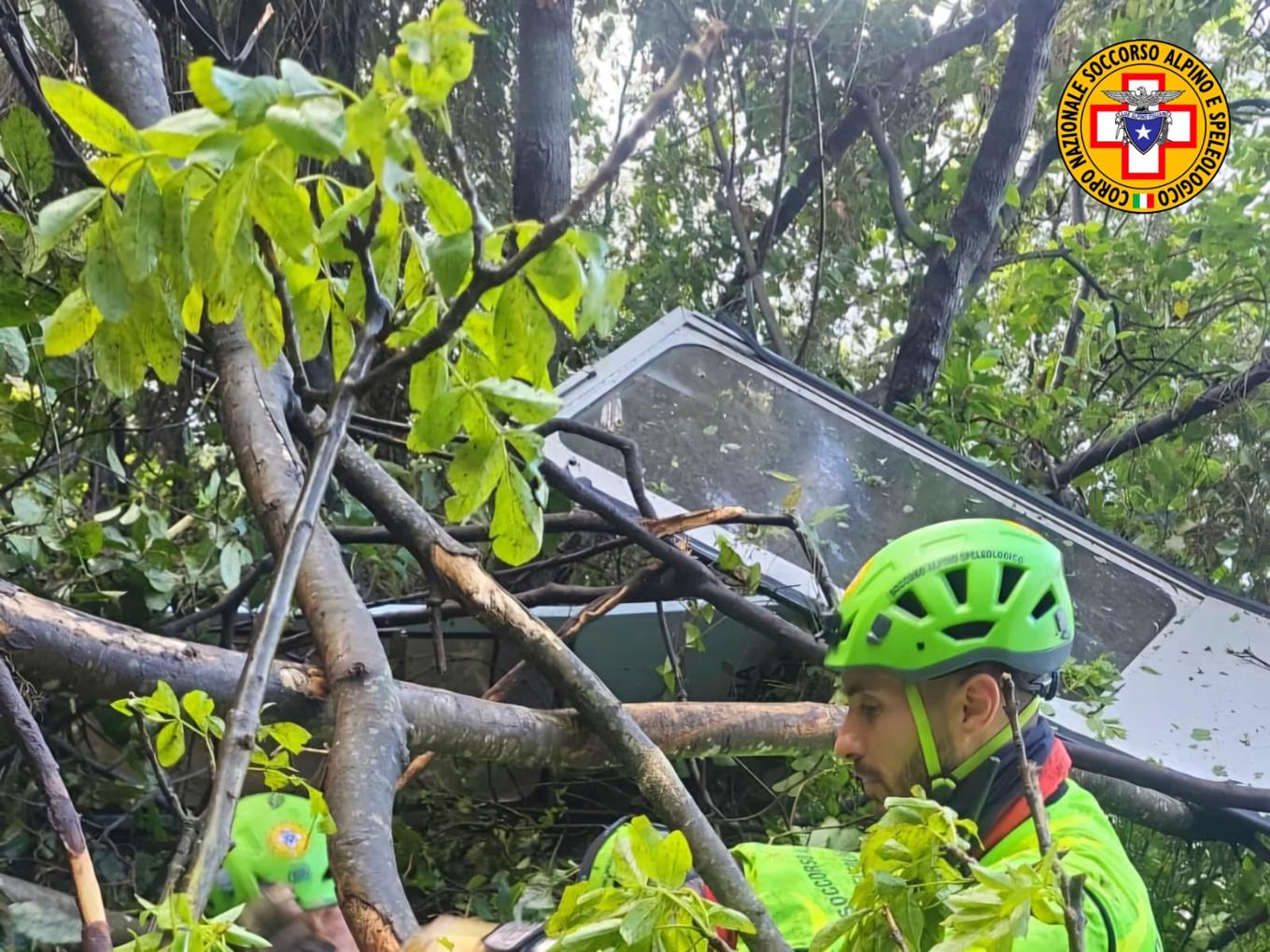 Bild från olycksplatsen. Foto: Soccorso Alpino e Speleologico/AP/TT