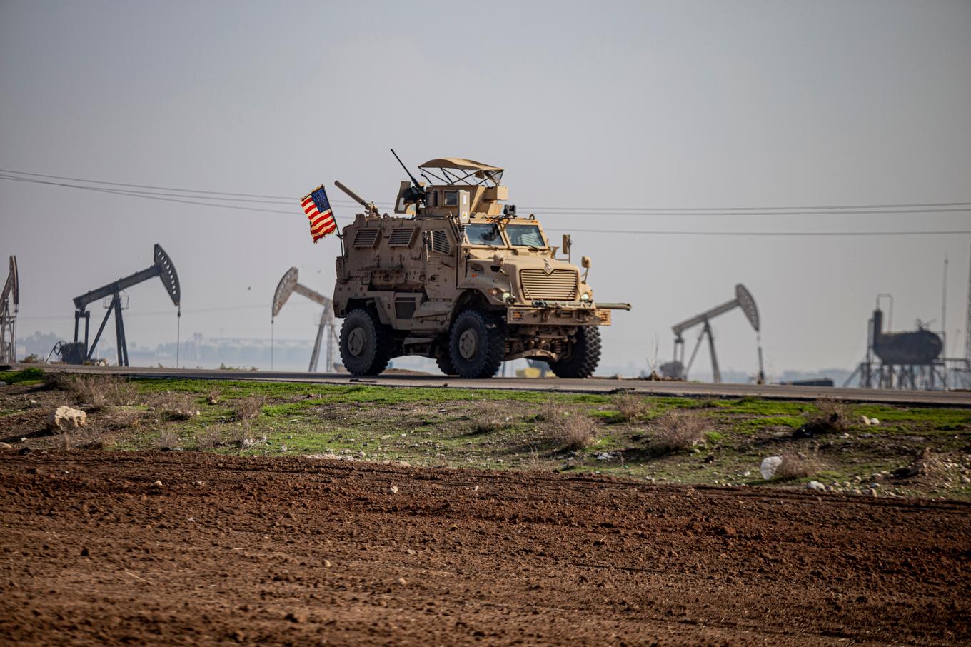 Ett amerikanskt militärfordon patrullerar i Syrien. Arkivbild. Foto: Baderkhan Ahmad/AP/TT
