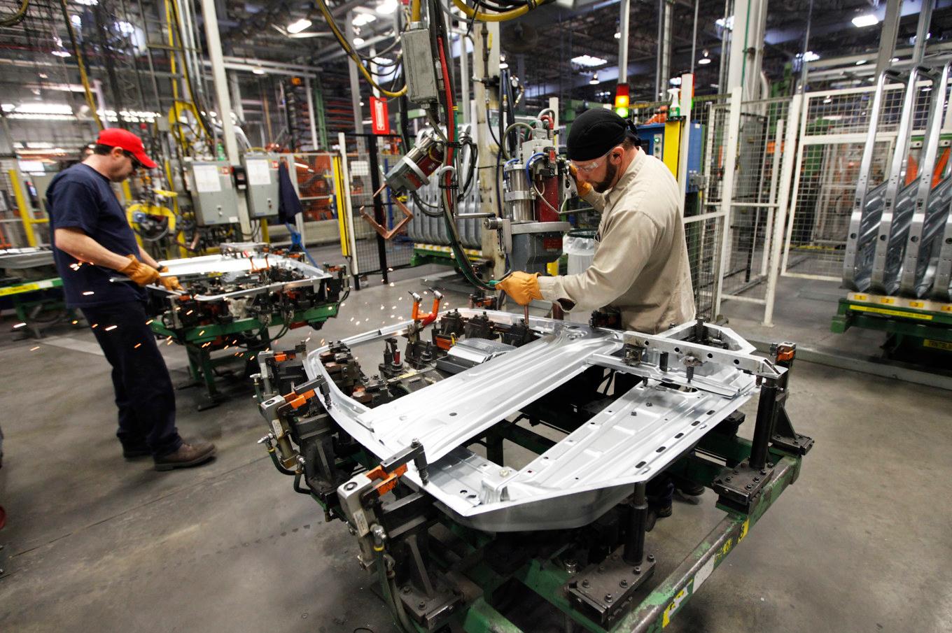 På bilden syns anställda vid AB Volvos fabrik i Virginia. Arkivbild. Foto: Steve Helber/AP/TT
