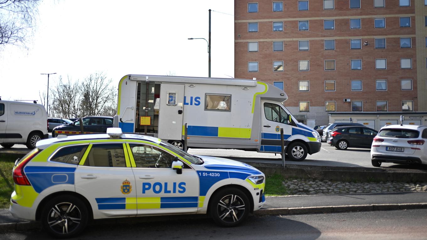 Polisen undersöker brottsplatsen i Biskopsgården i Göteborg där två unga män sköts ihjäl på måndagskvällen. Foto: Björn Larsson Rosvall/TT