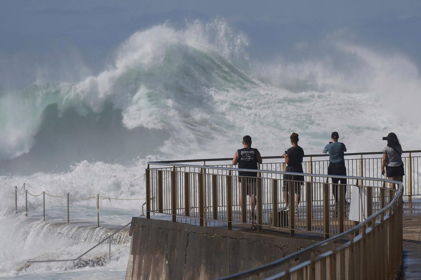 Havet är vilt runt Sydney när södra halvklotet nu går mot vinter. Bild från Bronte Beach tidigare i april. Foto: Mark Baker/AP/TT
