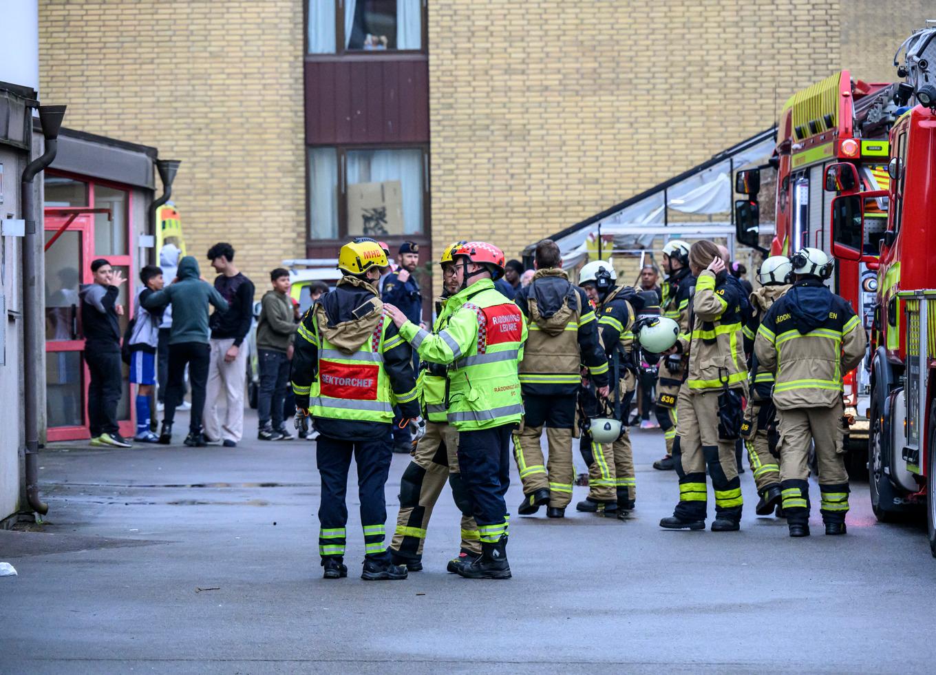 Räddningstjänst, ambulanspersonal och polis på plats vid en brand i en lägenhet i Lund på tisdagen. Foto: Johan Nilsson/TT
