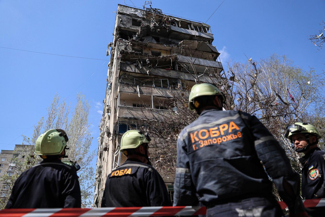 Bostadshus har skadats i en rysk attack mot Zaporizjzja, enligt ukrainska myndigheter. Foto: Kateryna Klochko/AP/TT