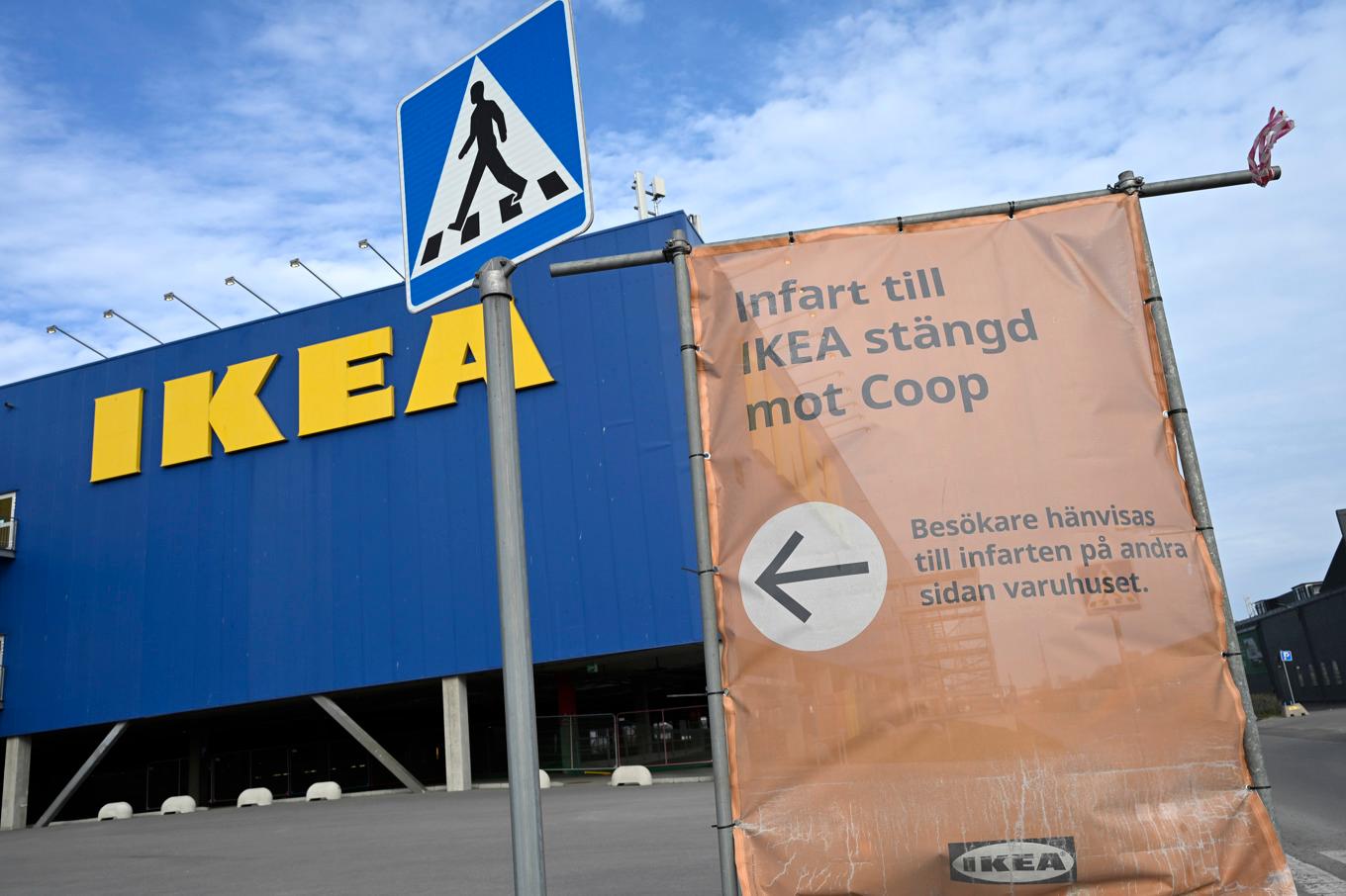 Ikeas varuhus i Uppsala är stängt i minst en månad till på grund av ett byggfel. Bild från när varuhuset stängdes förra veckan. Foto: Anders Wiklund/TT