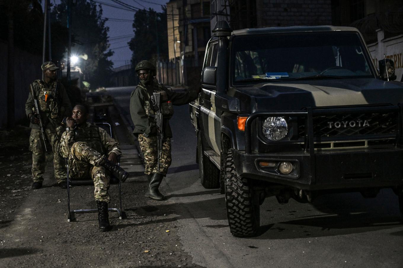 Den väpnade rebellgruppen M23 patrullerar gatorna i staden Goma. Bild tagen den 29 januari. Foto: Moses Sawasawa/AP/TT