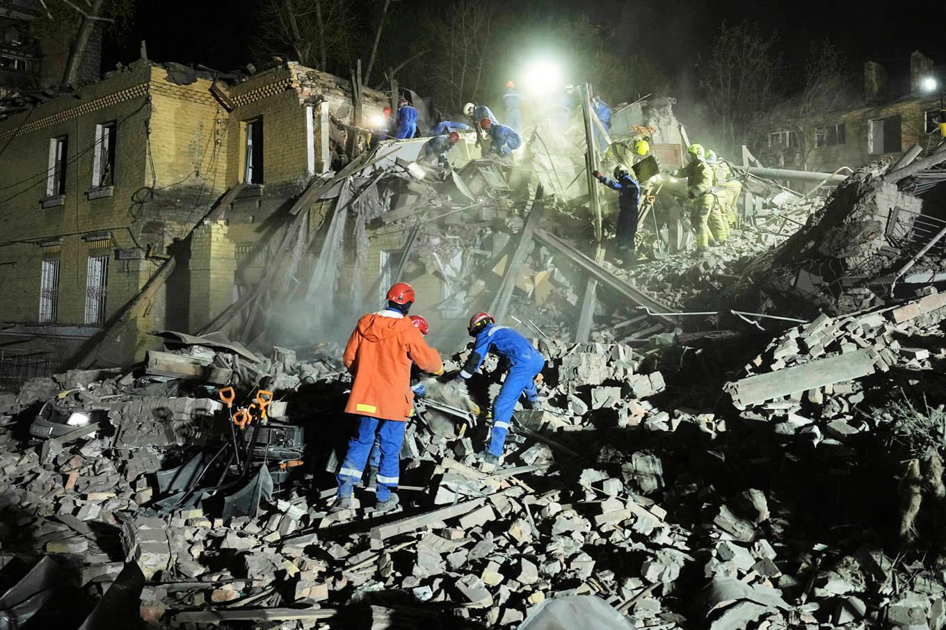 Hela byggnader har rasat efter den stora attacken mot Kiev. Foto: Efrem Lukatsky/AP/TT