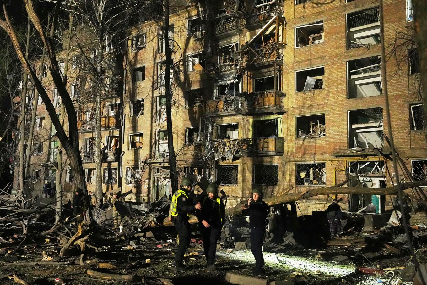 Ett förstört flerfamiljshus i Kiev efter det ryska luftangreppet natten till torsdag. Foto: Efrem Lukatsky/AP/TT