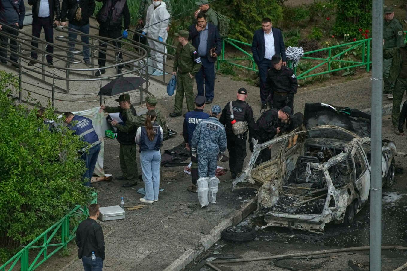 Utredare på platsen utanför Moskva där en högt uppsatt general dödades av en bilbomb. Foto: AP/TT
