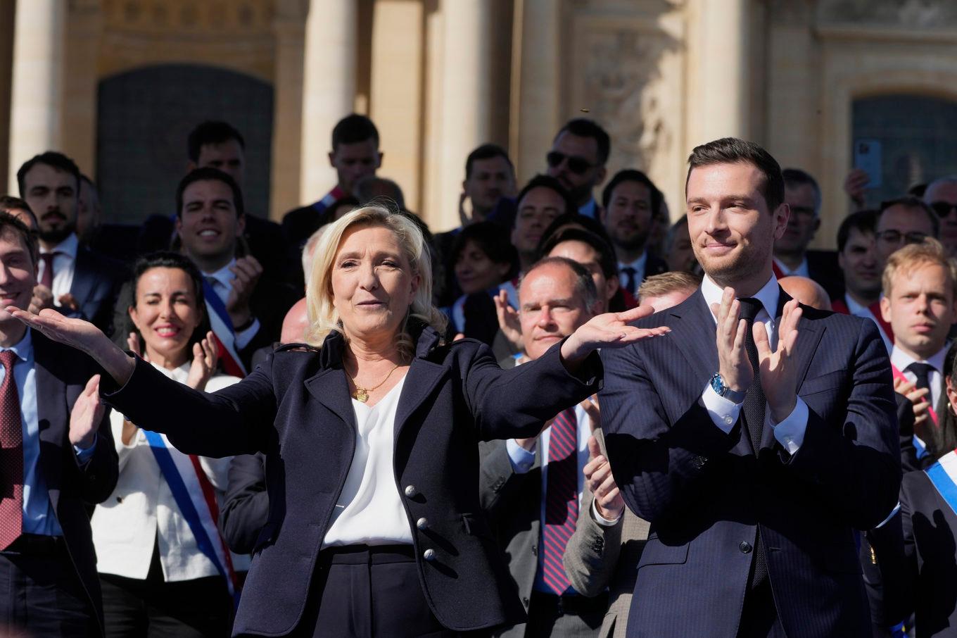 Marine Le Pen och Jordan Bardella under Nationell samlings stödprotest för henne i Paris den 6 april. Foto: Michel Euler/AP/TT