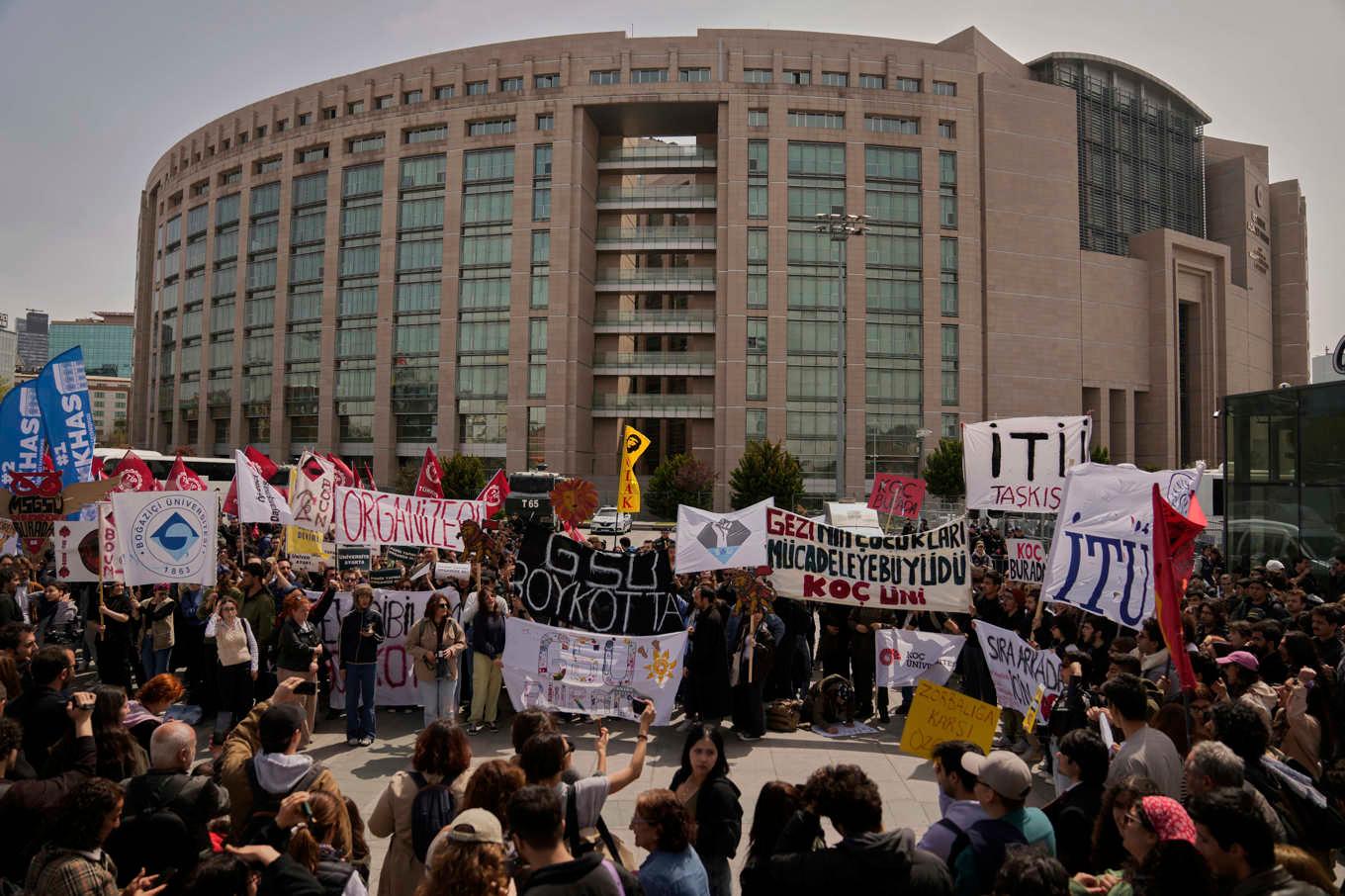 Demonstrationer utanför en domstol i Istanbul, med krav på borgmästarens frigivning. Arkivbild. Foto: Khalil Hamra/AP/TT