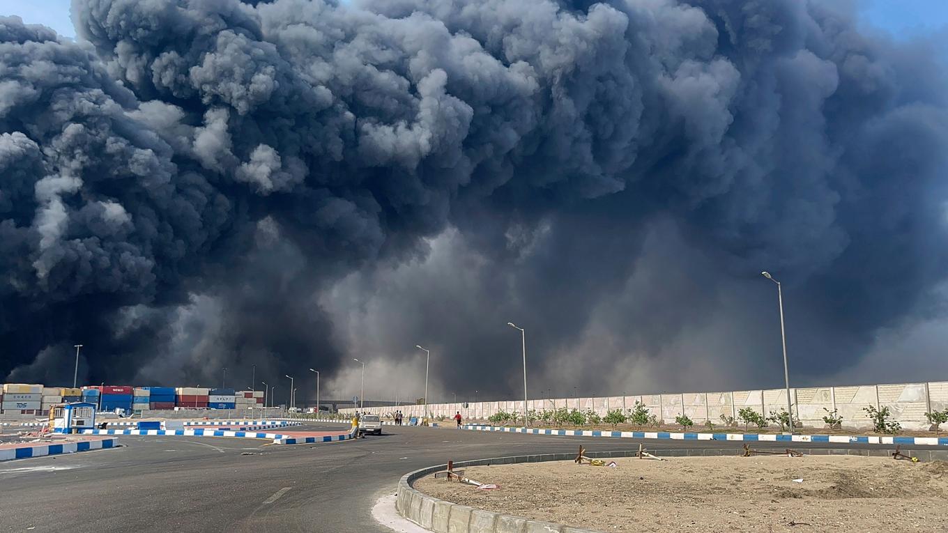 Svart rök stiger mot himlen efter explosionen i hamnstaden Bandar Abbas på lördagen. Foto: Razieh Pudat/Isna/AP/TT