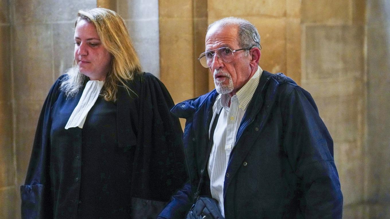 68-årige Aomar Aït Khedache stödjer sig på käpp en på väg in i rättssalen tillsammans med sin försvarare Chloe Arnaux. Foto: Aurelien Morissard/AP/TT