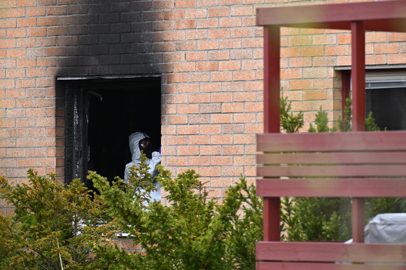 Polisens tekniker på plats i bostaden efter en explosion i Tumba, söder om Stockholm. Foto: Anders Wiklund/TT