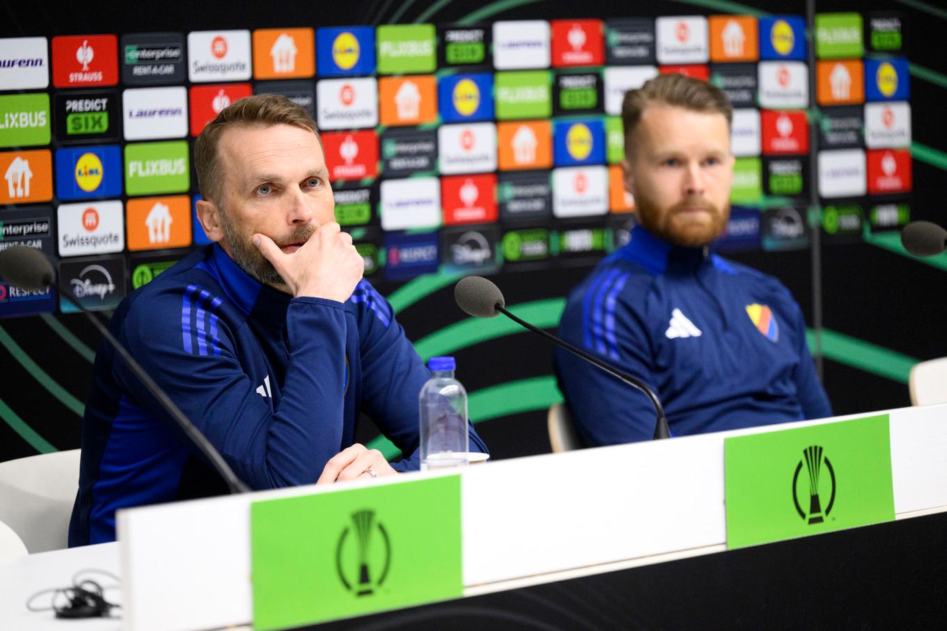 Djurgårdens tränare Jani Honkavaara och lagkapten Jacob Une på onsdagens presskonferens. Foto: Jessica Gow / TT
