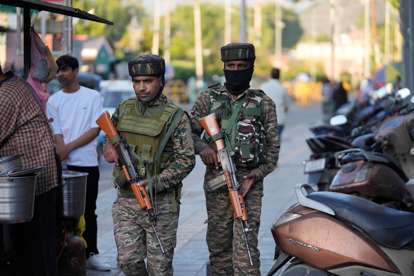 Paramilitära indiska styrkor på patrull i Srinagar i den indiskt kontrollerade delen av Kashmir på tisdagen. Foto: Mukhtar Khan/AP/TT