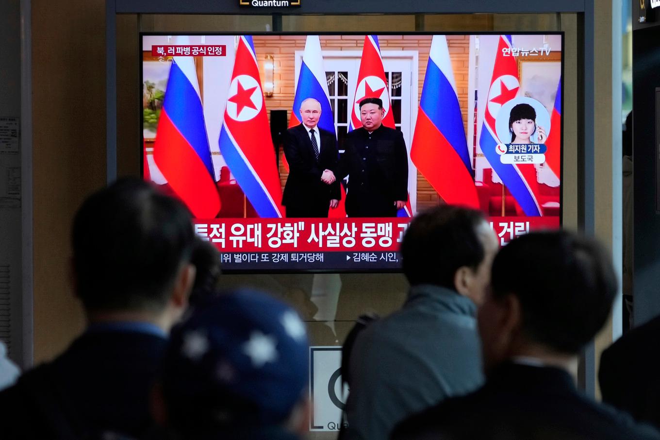 Nordkorea uppges försörja Ryssland och det ryska anfallskriget med betydande mängder av robotar, artilleripjäser och granater, utöver soldater. Foto: Ahn Young-Joon/AP/TT