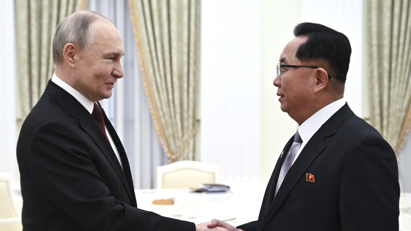 Rysslands president Vladimir Putin och Ri Hi-Yong, en hög representant för Nordkorea, skakar hand i Moskva i februari i år. Foto: Sergei Bobylev/AP/TT