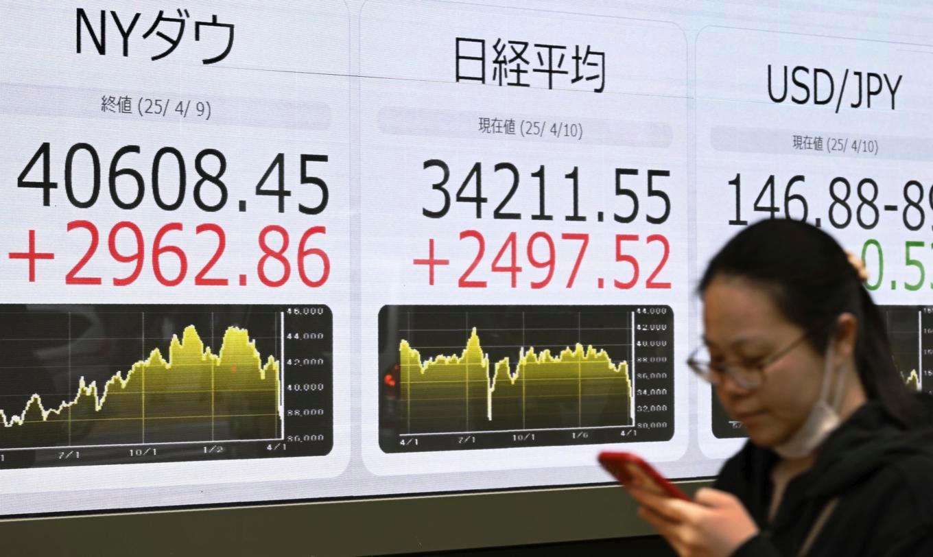 Relativt glatt på Tokyobörsen. Arkivbild. Foto: Kyodo News via AP/TT