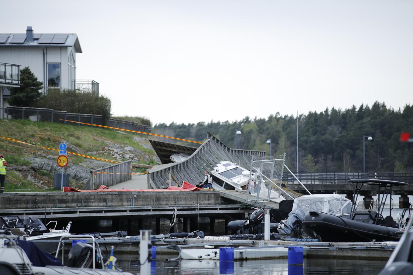 Båten kraschade upp på land genom en träkonstruktion. Foto: Caisa Rasmussen/TT