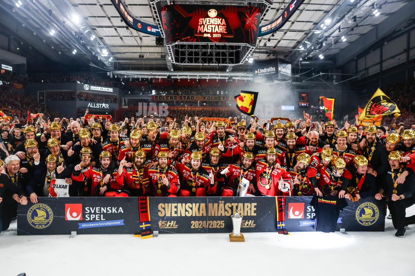 Luleåspelarna jublar med SM-pokalen och sina supportrar. Foto: Pär Bäckström/TT