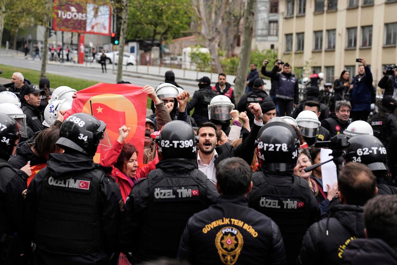 Demonstranter tillhörande ett fackförbund, omringade av poliser, i samband med förstamajdemonstrationer i Istanbul. Foto: Khalil Hamra/AP/TT