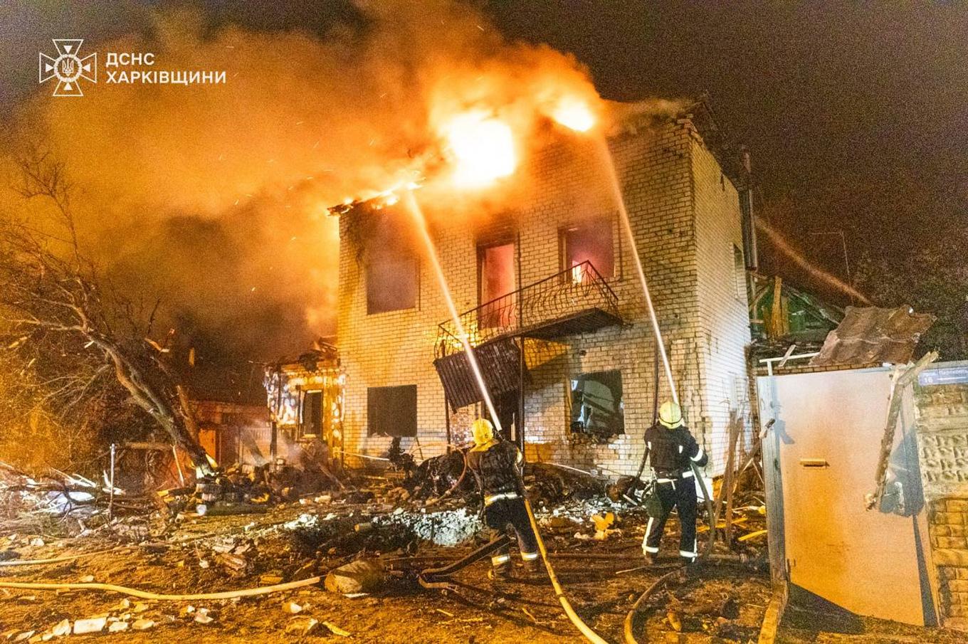 Brandmän i arbete i Charkiv. Bilden har tillhandahållits av den ukrainska räddningstjänsten. Foto: Ukrainian Emergency Service via AP/TT