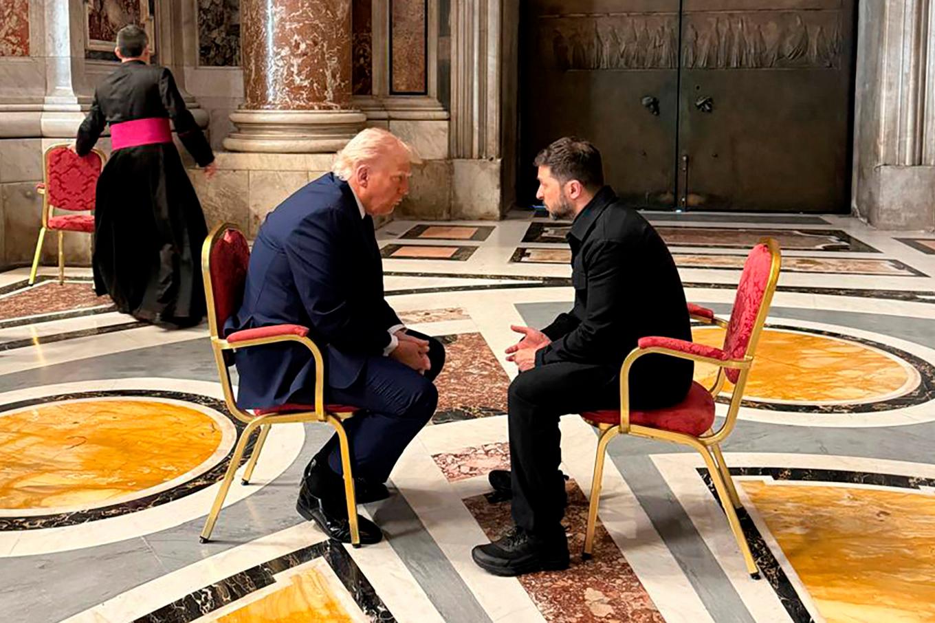 Enligt uppgifter ska mineralavtalet ha varit upp i samtalet mellan Trump och Zelenskyj i samband med påvens begravning. Foto: Ukrainas pressavledning via AP
