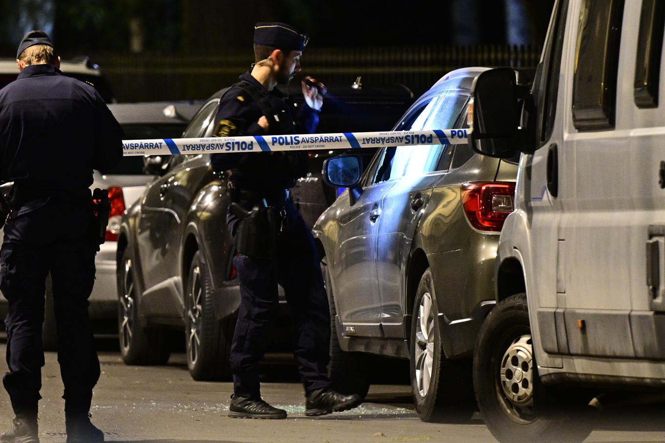 Polis på plats i Hagalund efter explosionen. Foto: Magnus Lejhall/TT