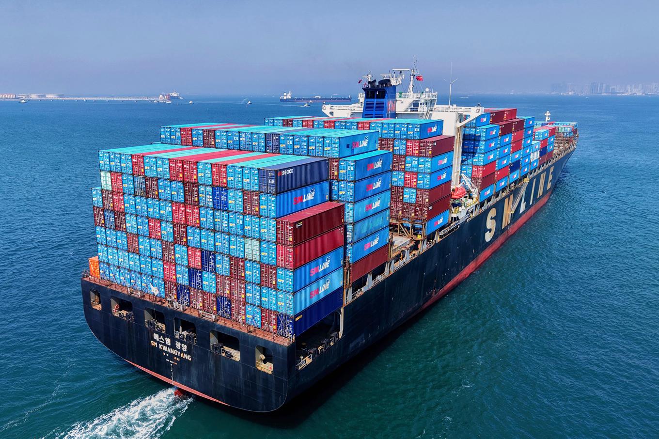 En containerfrakt på väg från en kinesisk hamn. Arkivbild. Foto: Chinatopix via AP/TT