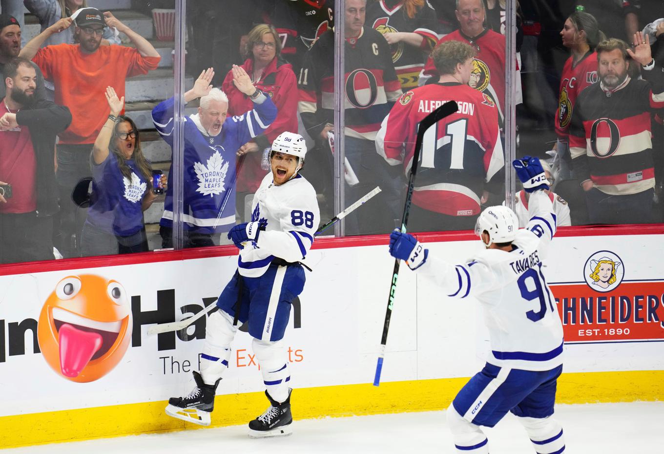 William Nylander (närmast plexiglaset) firar efter att ha spikat slutresultatet i öppen kasse. Foto: Sean Kilpatrick/AP/TT