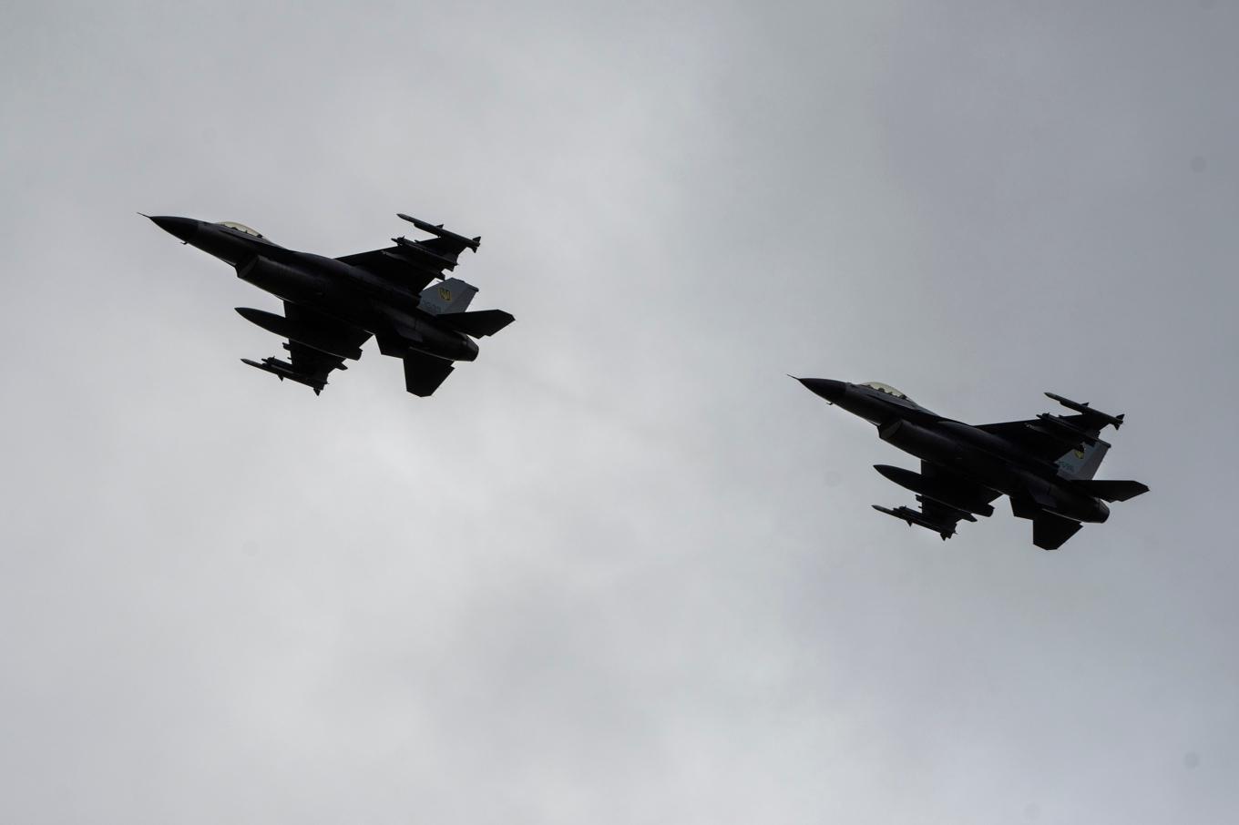 Ukrainska F-16 i skyn. Arkivbild. Foto: Efrem Lukatsky/AP/TT