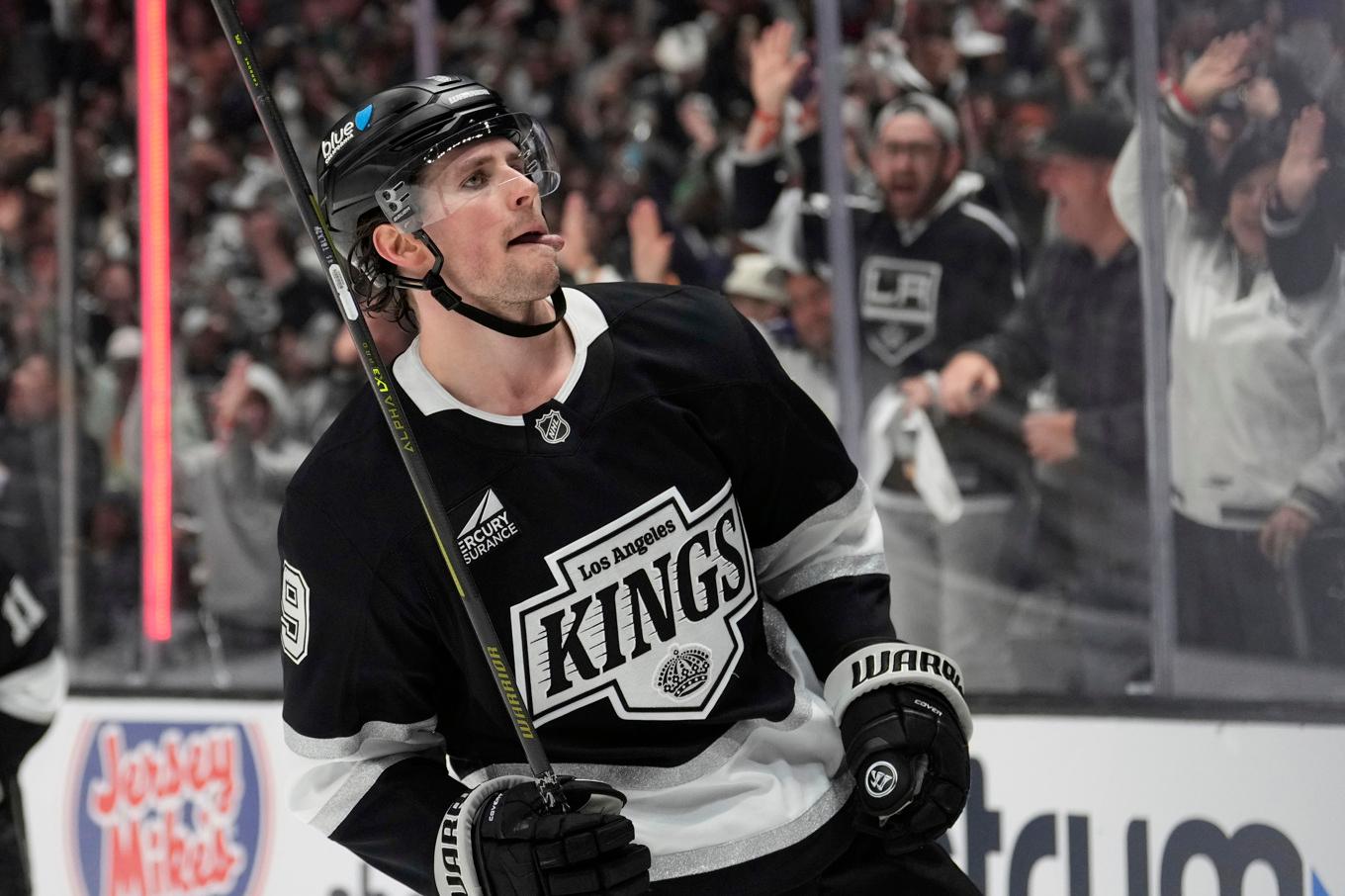Adrian Kempe firar ett mål mot Edmonton. Arkivbild. Foto: Mark J Terrill/AP/TT