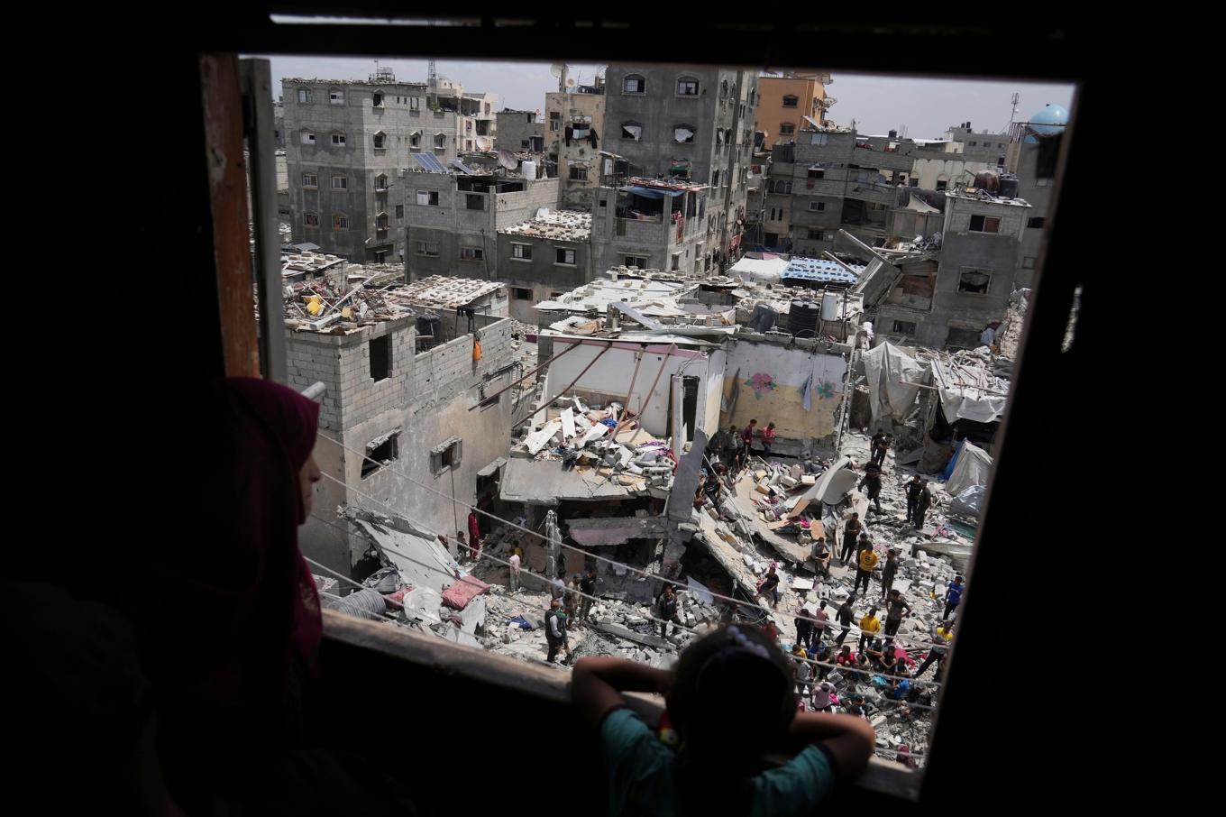 Bild från i torsdags efter ett israeliskt anfall i Khan Yunis, i södra Gaza. Foto: Abdel Kareem Hana/AP/TT