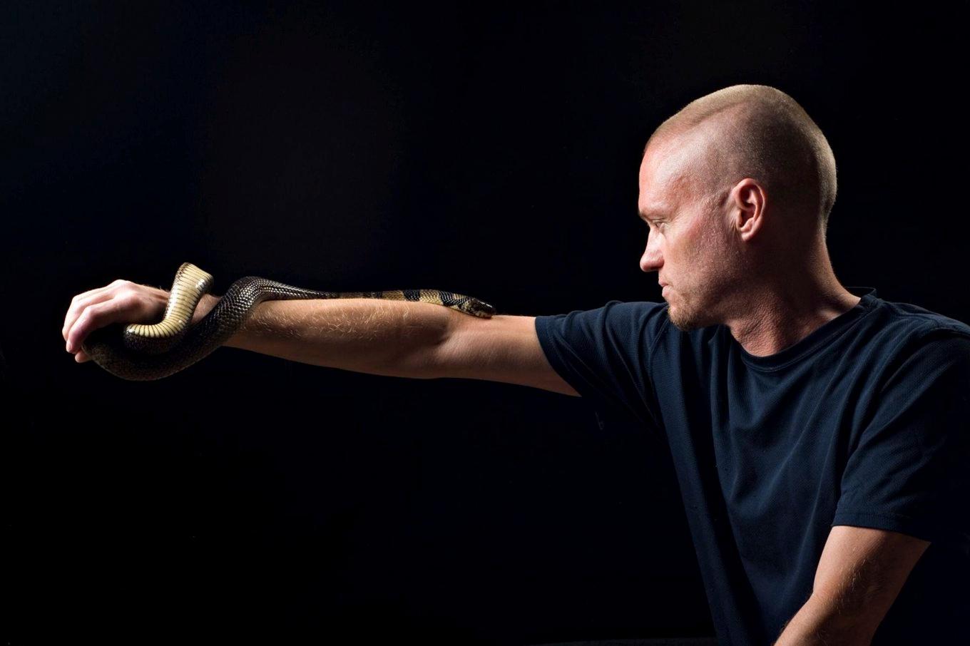 Ormsamlaren Tim Friede med en vattenkobra slingrad runt armen. Arkivbild. Foto: AP/TT