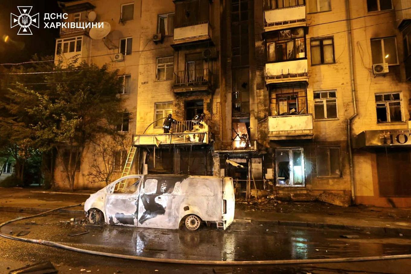 Brandmän i arbete i Charkiv efter ett ryskt anfall. Bilden har distribuerats av ukrainsk räddningstjänst. Foto: Ukrainsk räddningstjänst via AP/TT