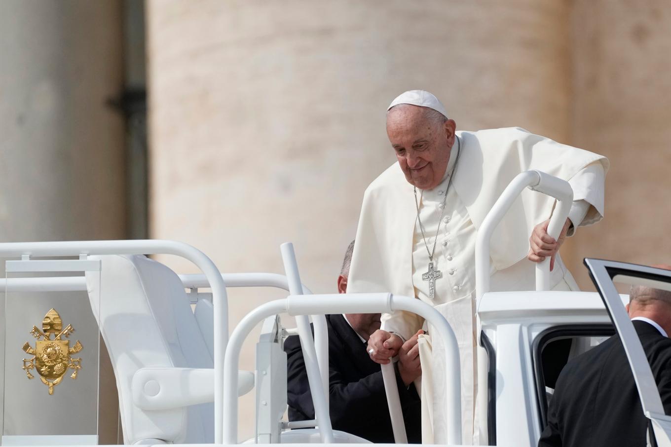 Nu avlidne påve Franciskus går upp i påvemobil efter att ha framträtt på Petersplatsen i Vatikanen i höstas. Bilden togs i september. Foto: Gregorio Borgia/AP/TT