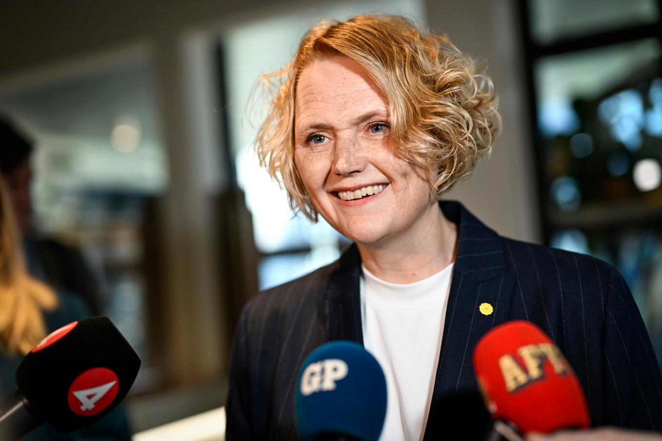 Centerpartiets Anna-Karin Hatt anländer till söndagskvällens partiledardebatt i SVT:s Agenda. Foto: Pontus Lundahl/TT