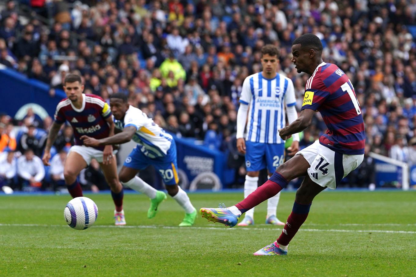 Alexander Isak är uppe i 23 ligamål den här säsongen efter sitt straffmål borta mot Brighton. i bakgrunden syns Yasin Ayari (nummer 26) som orsakade straffen. Foto: Gareth Fuller/AP/TT