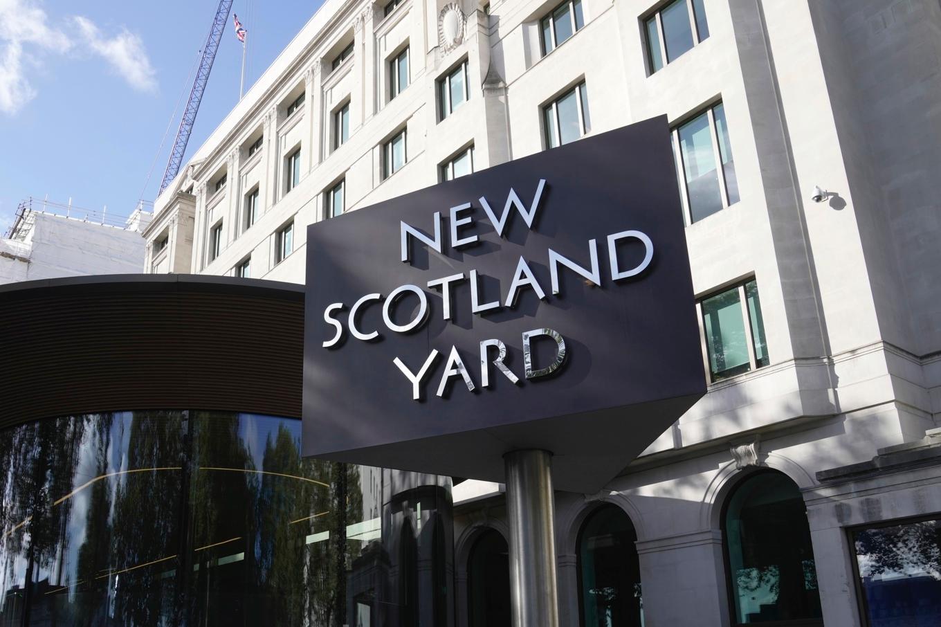 Fem män har gripits misstänkta för terrorbrott i Storbritannien. Ytterligare tre män har gripits i ett annat ärende som rör terrorism. Arkivbild. Foto: Kin Cheung/AP/TT