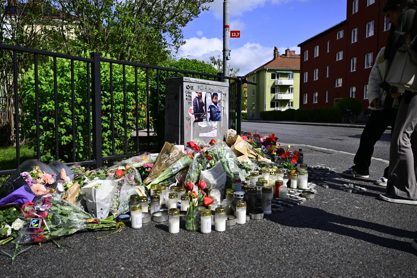 Ett elskåp har blivit minnesplats för trippelmordet den 29 april. Foto: Magnus Lejhall/TT