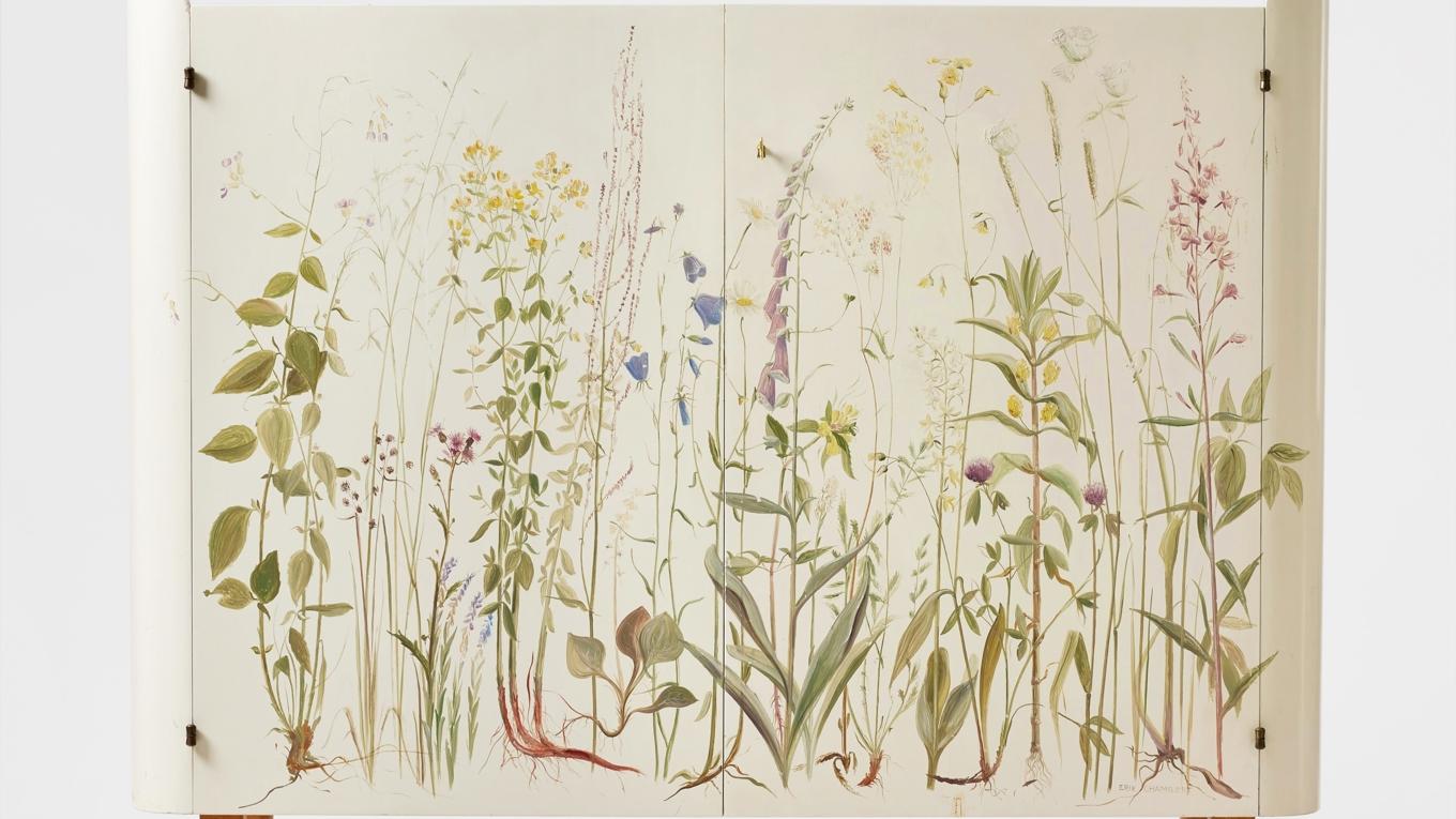 Blomsterskåpet är handmålat av Erik Chambert. Foto: Stockholms Auktionsverk
