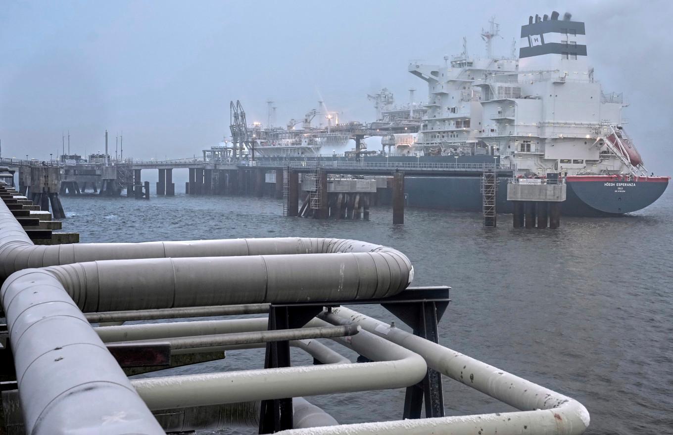 EU-kommissionen överväger att lägga fram ett förslag om totalförbud mot fossil gas från Ryssland. Arkivbild. Foto: Michael Sohn AP/TT