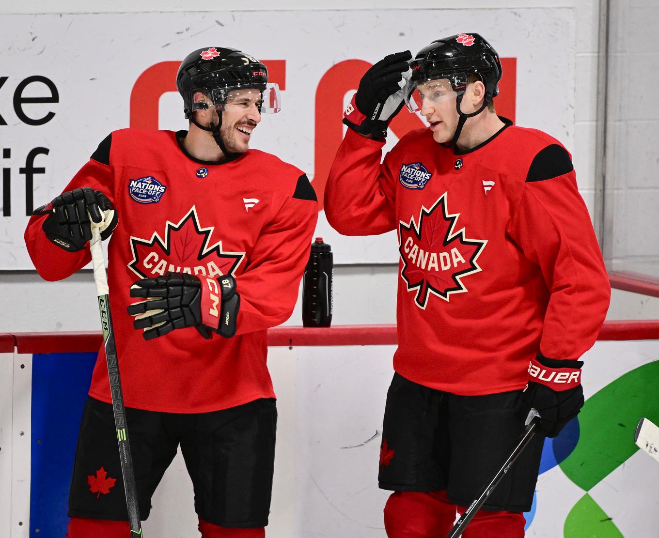 Sidney Crosby och Nathan MacKinnon på en träning i Montreal under Four Nations i februari. Arkivbild. Foto: Jonas Ekströmer/TT