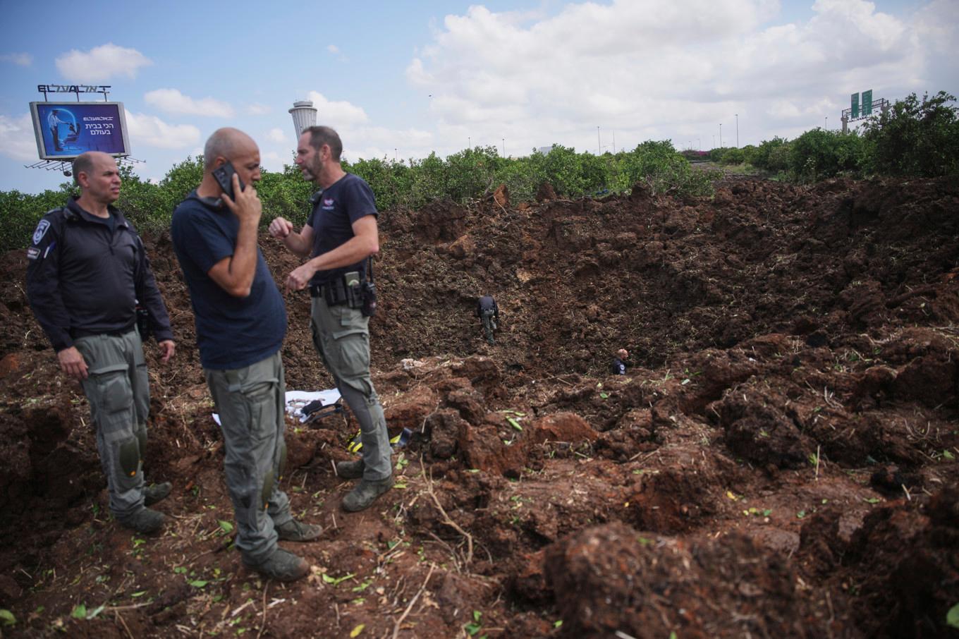 Israeliska säkerhetsstyrkor granskar nedslagsplatsen för en robot som avfyrades på söndagen av Huthirörelsen i Jemen. Foto: Ohad Zwigenberg/AP/TT
