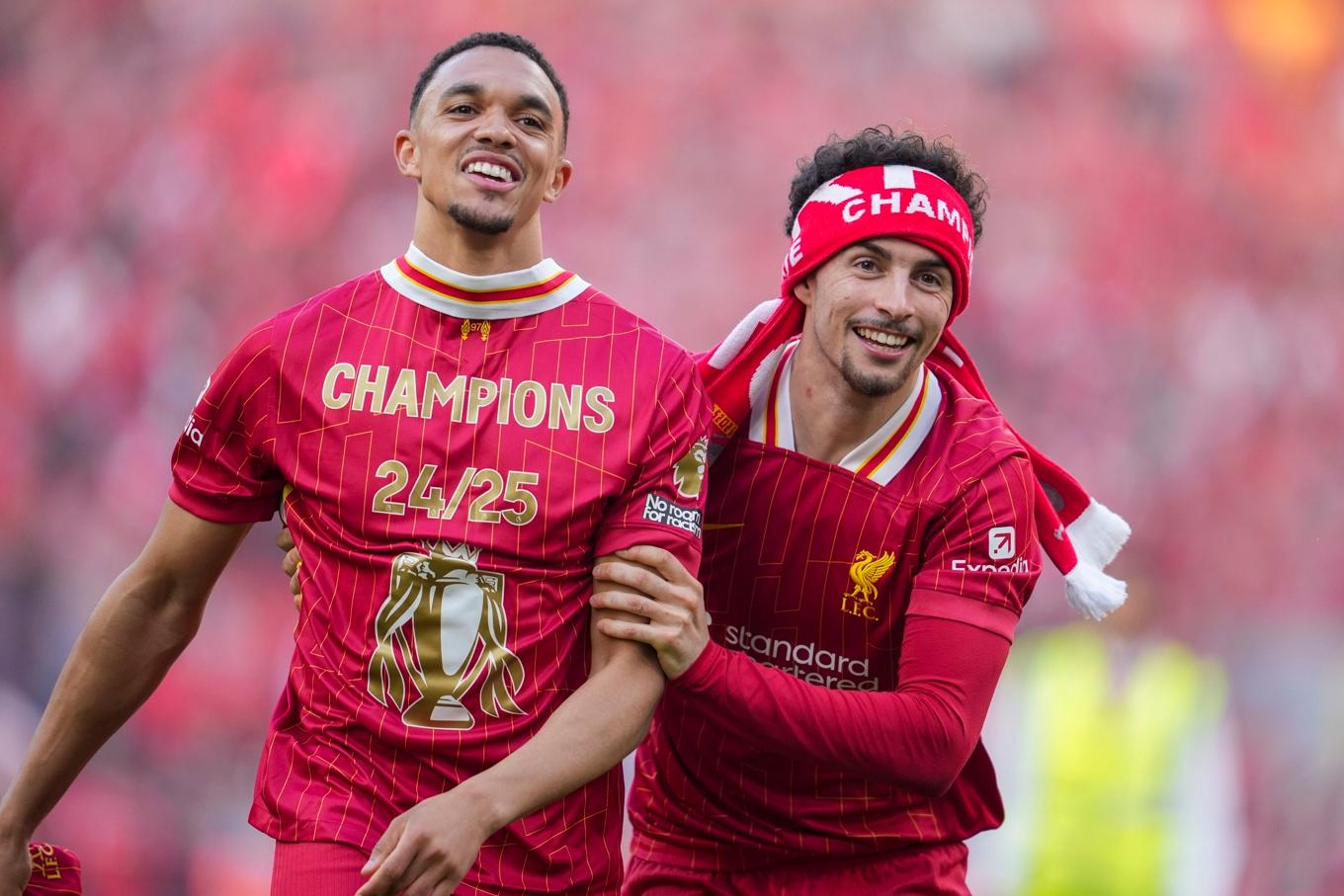 Trent Alexander-Arnold, vänster, och Curtis Jones firade Liverpools Premier League-titel hemma på Anfield för någon vecka sedan. Foto: Jon Super/AP/TT