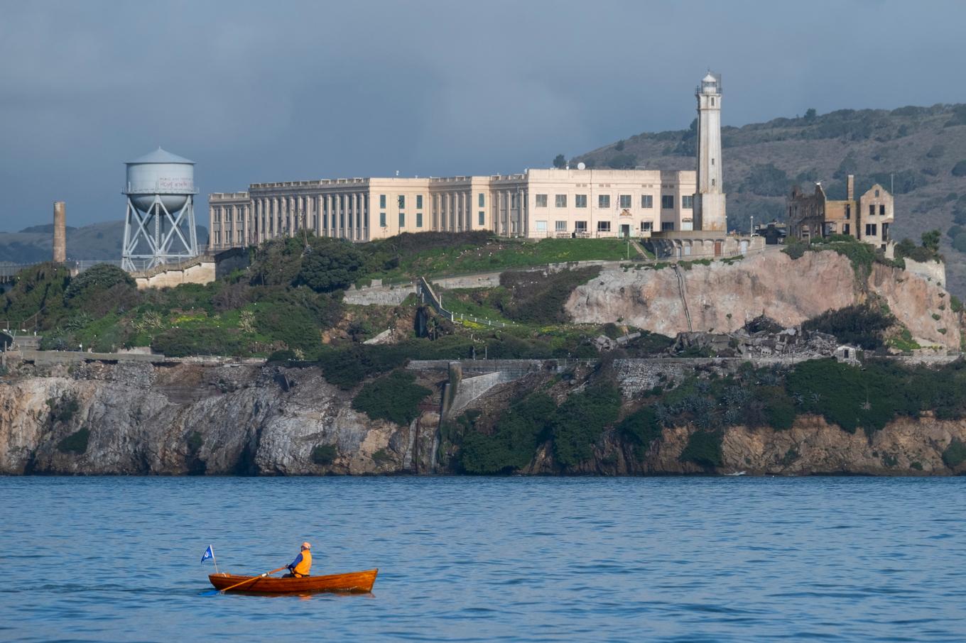 En man ror förbi ön där fängelset Alcatraz, i dag en turistdestination, ligger. Arkivbild. Foto: Eric Risberg/AP/TT