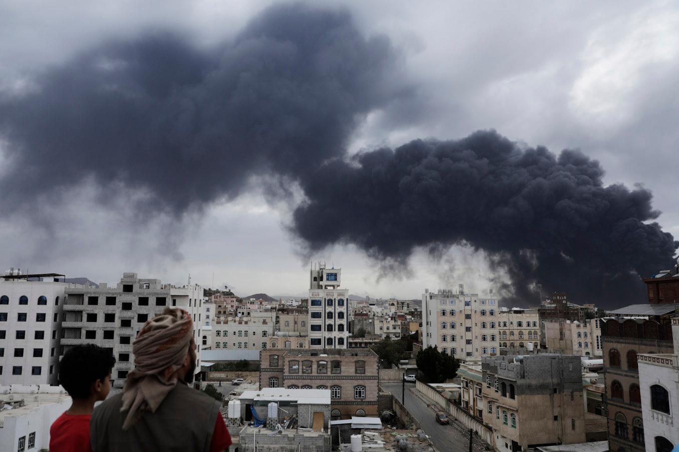 Rök från flygplatsen i Sanaa drar in över Jemens huvudstad. Foto: Osamah Abdulrahman/AP/TT
